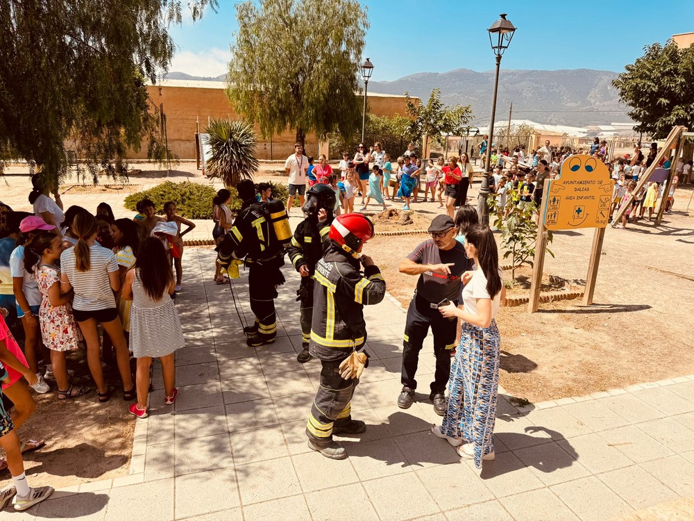 Los alumnos del CEIP Luis Vives aprenden cómo actuar en un incendio con un simulacro realista