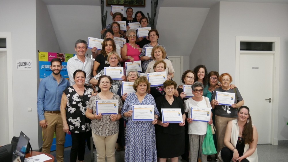 Manuel Cortés visita la clausura de los talleres de memoria y gimnasia que benefician a más de 160 vecinos y vecinas