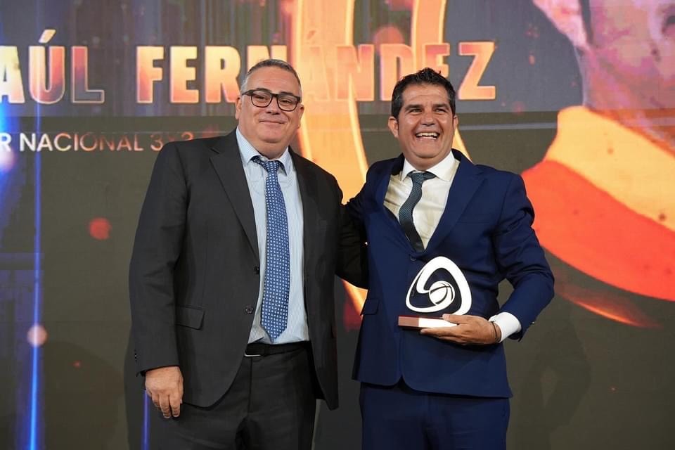 Raúl Fernández premiado por la Federación Andaluza de Baloncesto en la gala 2024 celebrada en Almería