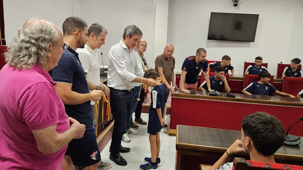 Manuel Cortés recibe a los jugadores de las categorías inferiores del CF Adra y les felicita por sus ascensos