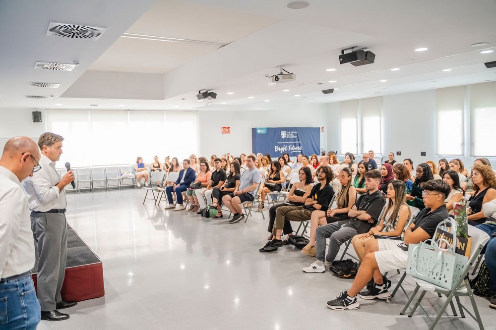 El Ayuntamiento de Roquetas de Mar entrega los diplomas a los casi cien alumnos de los cursos formativos de Celador