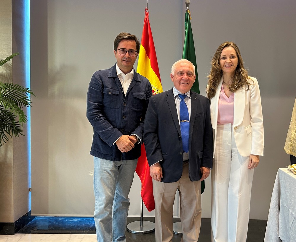 El alcalde acompaña a Antonio Pérez Fornieles en la presentación de su libro autobiográfico ‘Mis huellas. En busca de la Fuente de la Felicidad’