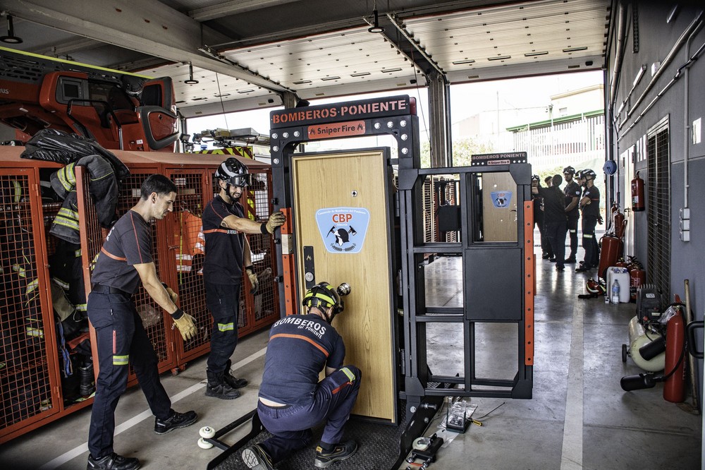 Bomberos del Poniente se especializan en técnicas avanzadas de apertura de cerraduras para emergencias