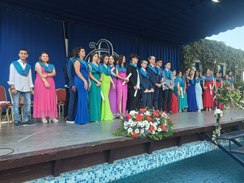El IES Ciudad de Dalías y el CEIP Luis Vives celebran la fiesta de graduación en la terraza del Casino de Dalías