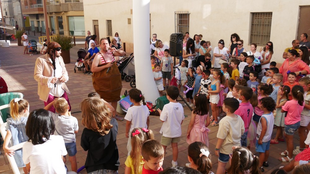 Adra celebra su tradicional Noche en Blanco con actividades en la calle y descuentos en el comercio local