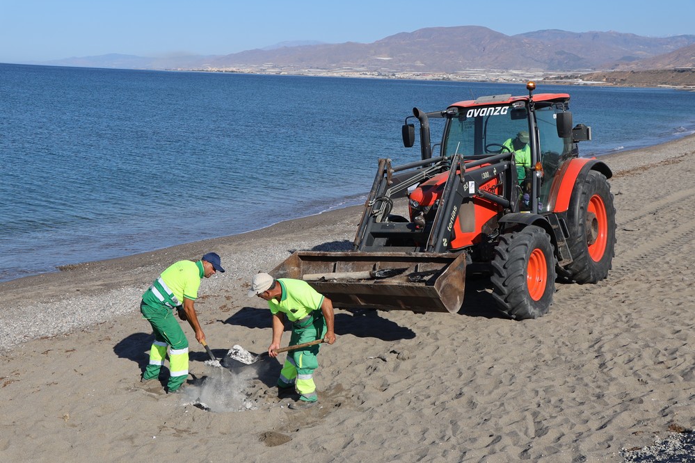 Las playas de El Ejido recuperan la normalidad tras una noche de San Juan sin incidencias