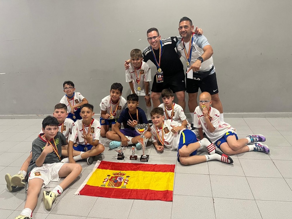 La selección española sub 12 para sordos dirigida por Rubén Pérez, campeona europea
