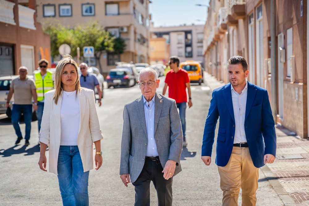 El Ayuntamiento finaliza las obras de mejora de asfaltado y renovación de redes en distintas calles de Roquetas