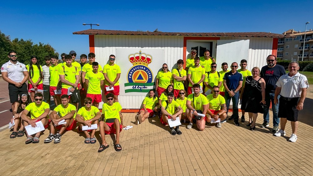Los socorristas de las playas de El Ejido reciben formación para ofrecer un servicio adecuado a personas con discapacidad