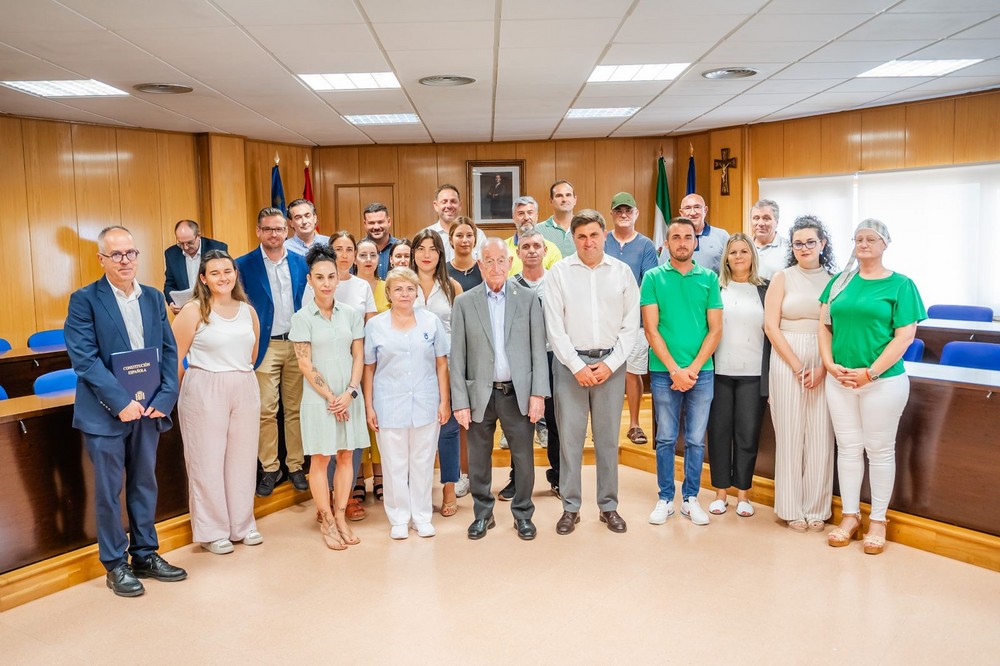 Un total de 17 trabajadores toman posesión como funcionarios interinos del Ayuntamiento de Roquetas de Mar