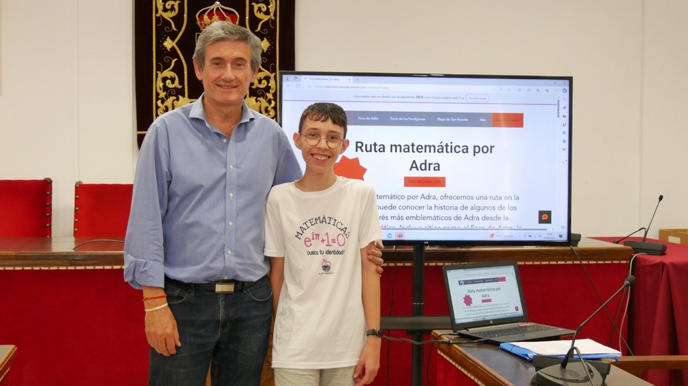 El joven abderitano Nicolás Vargas presenta en el Ayuntamiento su trabajo ‘Ruta Matemática por Adra’