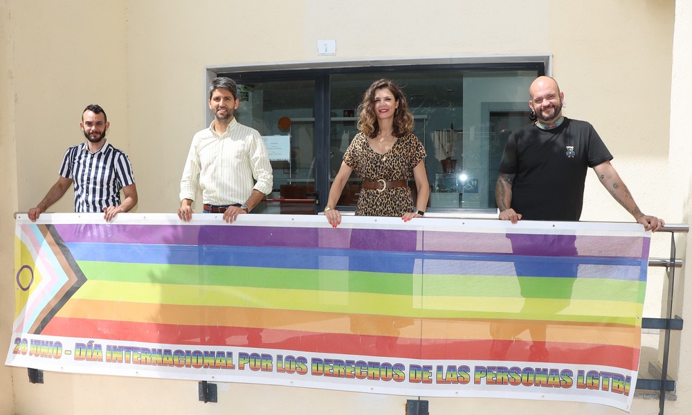 El Ejido celebra el Día Internacional del Orgullo LGTBIQ+ desplegando la bandera arcoíris y apoyando las reivindicaciones del colectivo