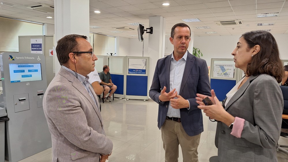 El subdelegado del Gobierno visita la Agencia Tributaria de El Ejido, que atiende a una población de 360.000 contribuyentes
