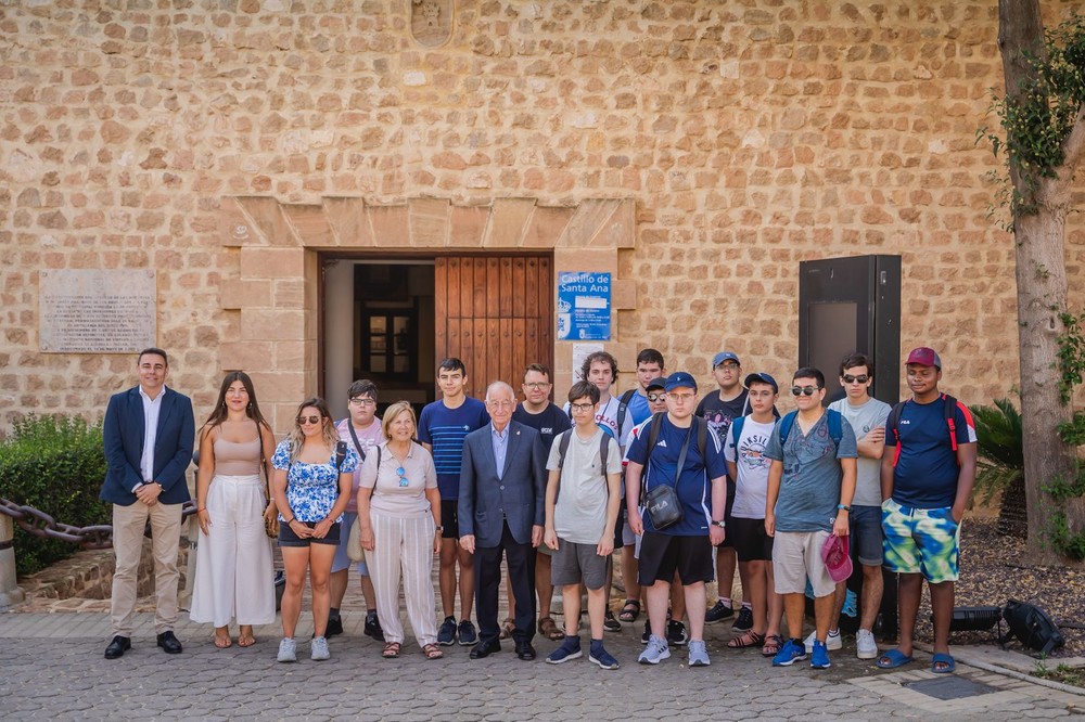 Amat da la bienvenida a un total de 25 niños de la Asociación Asperger que comienzan su escuela de verano