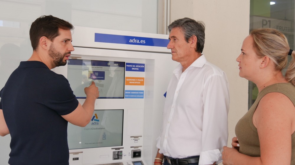 Adra estrena un tótem como punto digital de Ayuda al Ciudadano en el Mercado