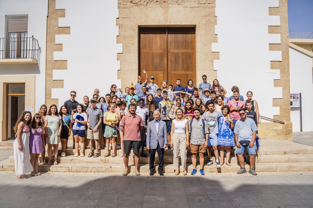 El alcalde da la bienvenida a Roquetas de Mar a un total de 44 alumnos del colegio de Educación Especial A La Par