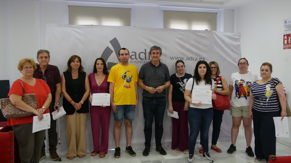Manuel Cortés entrega el diploma acreditativo al alumnado de los cursos de formación recientemente finalizados