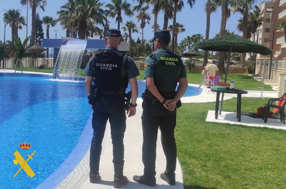 La Guardia Civil salva la vida de una mujer en una piscina de Aguadulce