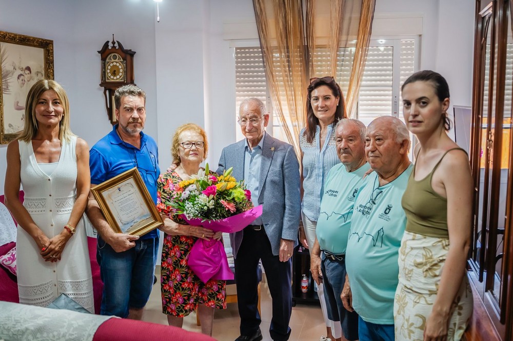 Mª del Carmen García Maldonado recibe el homenaje del mayor con motivo de las Fiestas de Las Marinas