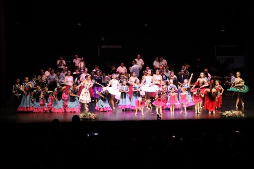 La Academia de Baile Susana Pérez aúna música en directo, danza y belleza visual