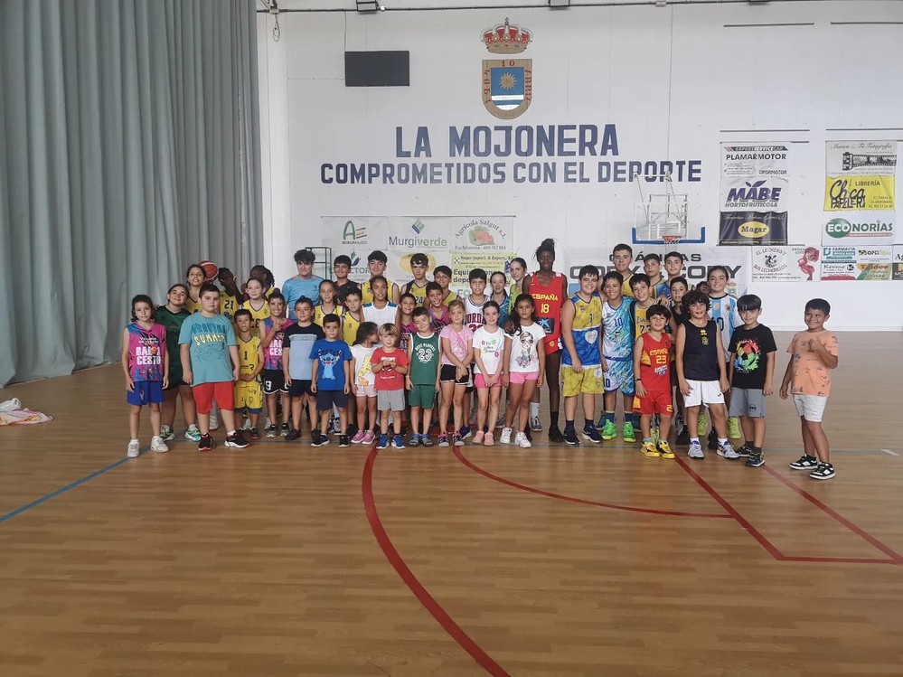 La escuela de verano del CB La Mojonera llena de diversión y alegría a sus participantes