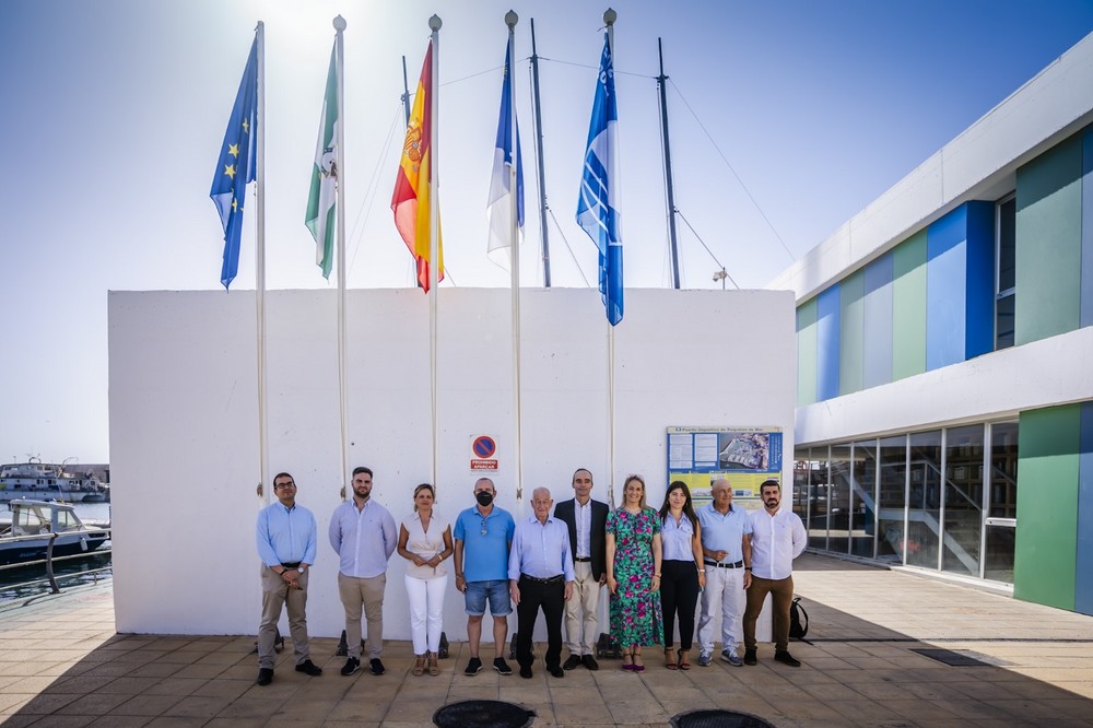 Roquetas de Mar iza la bandera azul del Puerto junto al delegado de Sostenibilidad de la Junta