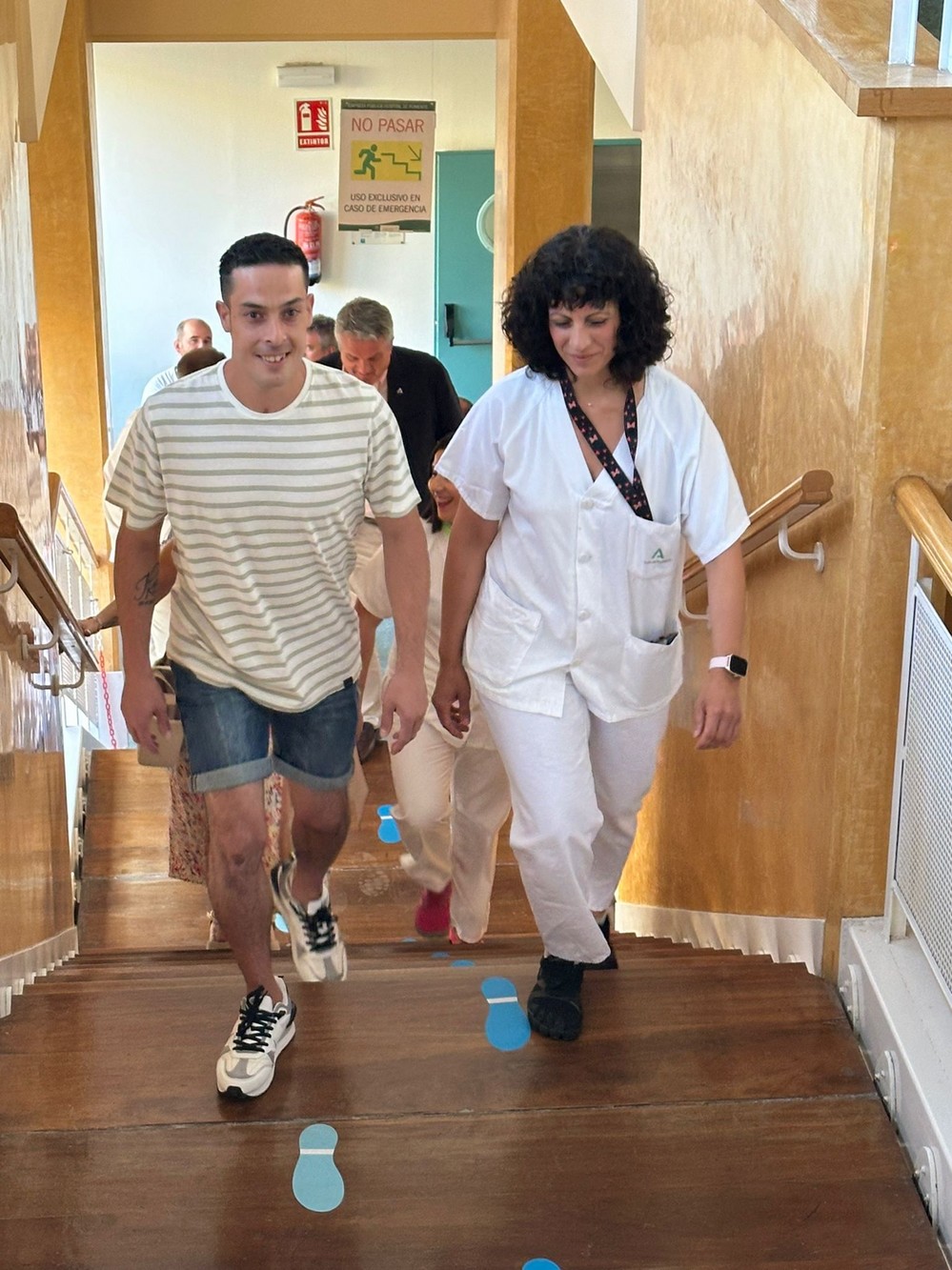 El Hospital Universitario Poniente impulsa la recuperación tras largas estancias en UCI con el programa de Humanización ’58 escalones’
