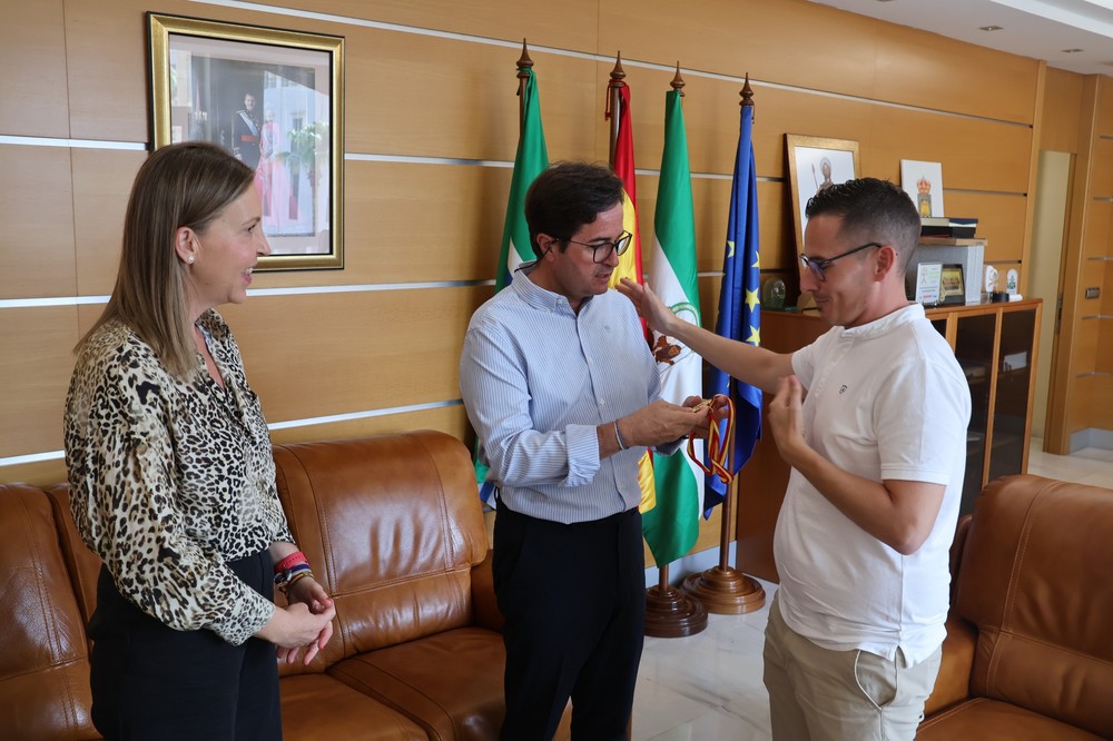 El alcalde felicita al ejidense Rubén Pérez, entrenador de la Selección Española Sub-12 de Fútbol para sordos tras proclamarse campeona de Europa