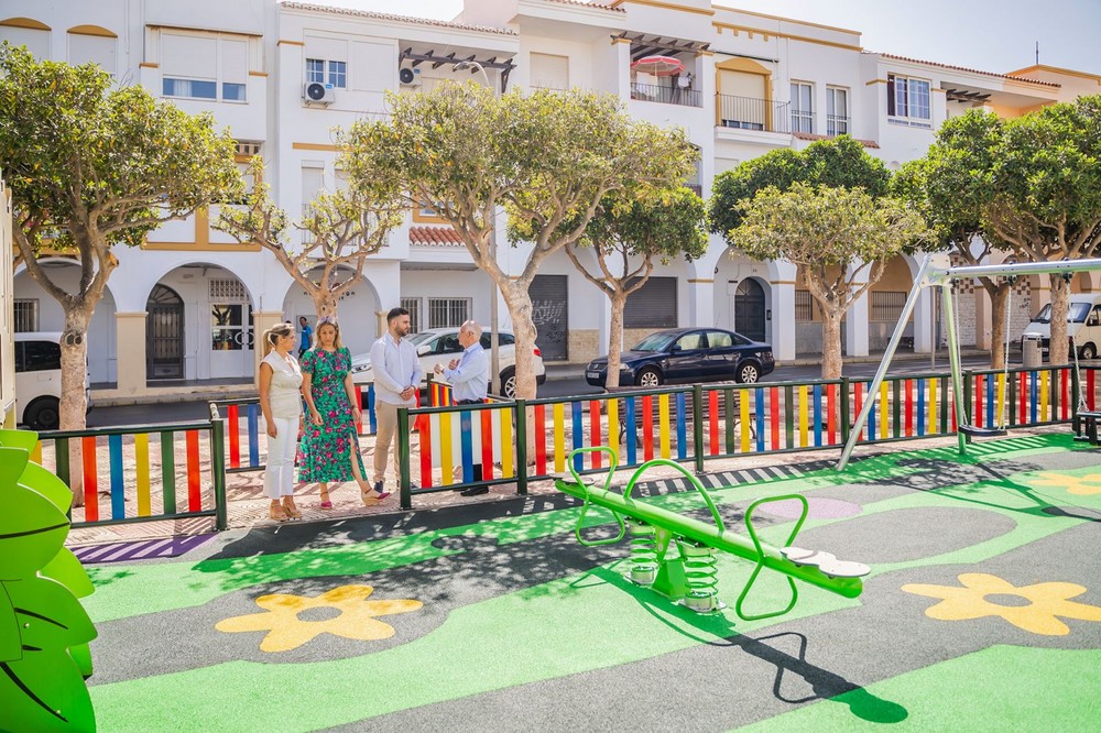 El Ayuntamiento acomete la remodelación de los parques infantiles en Plaza Manos Unidad y Las Losas