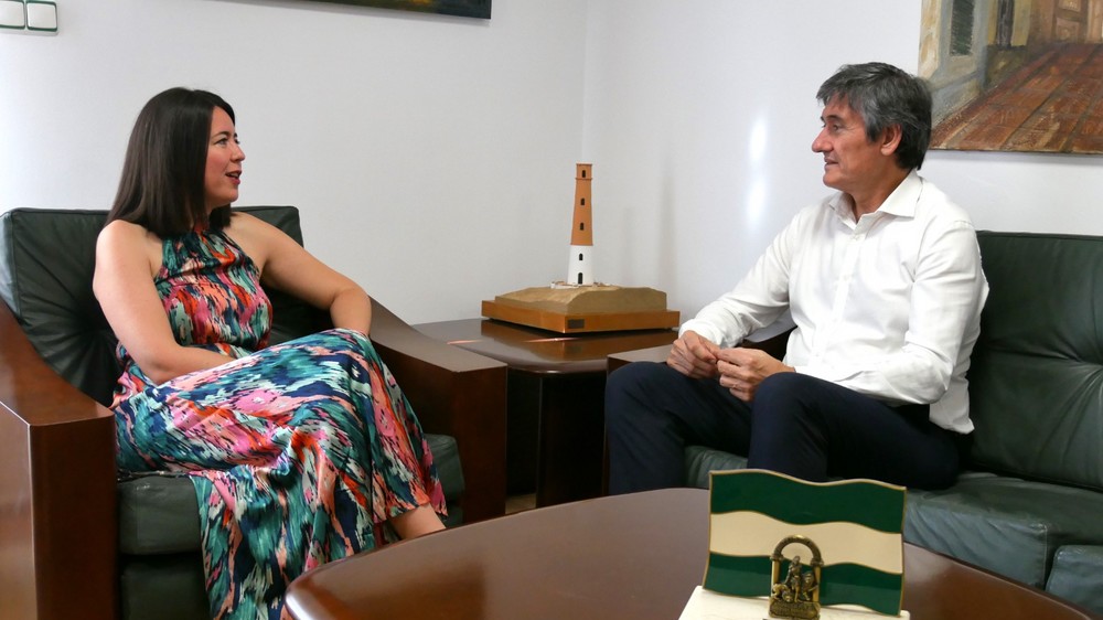 Manuel Cortés recibe a la abderitana Elisabet Suárez, profesora condecorada con la Orden del Mérito Civil