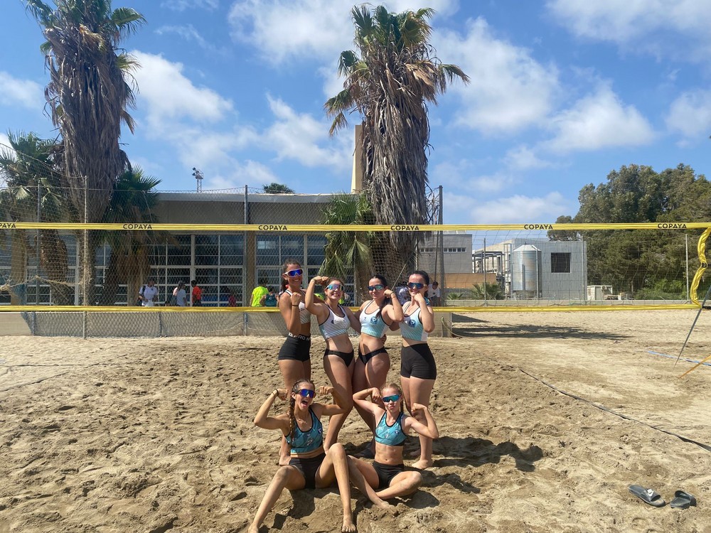 La edil de Deportes felicita al equipo femenino de vóley playa Ulemu Poniente por su clasificación para el campeonato de España