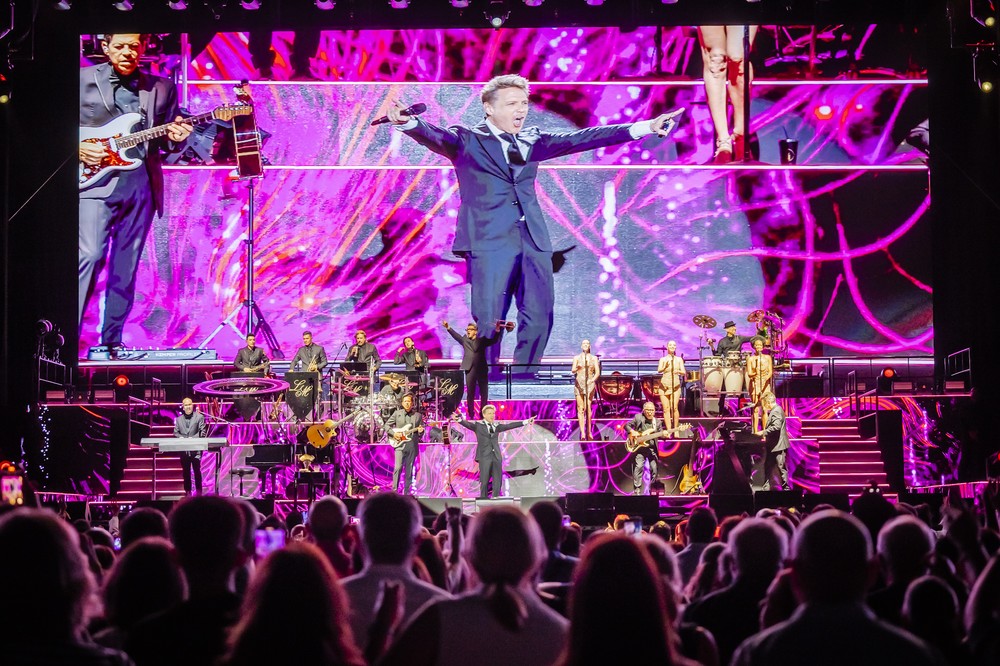 Luis Miguel emociona con su amplio repertorio en su concierto en Roquetas de Mar ante 9.000 personas