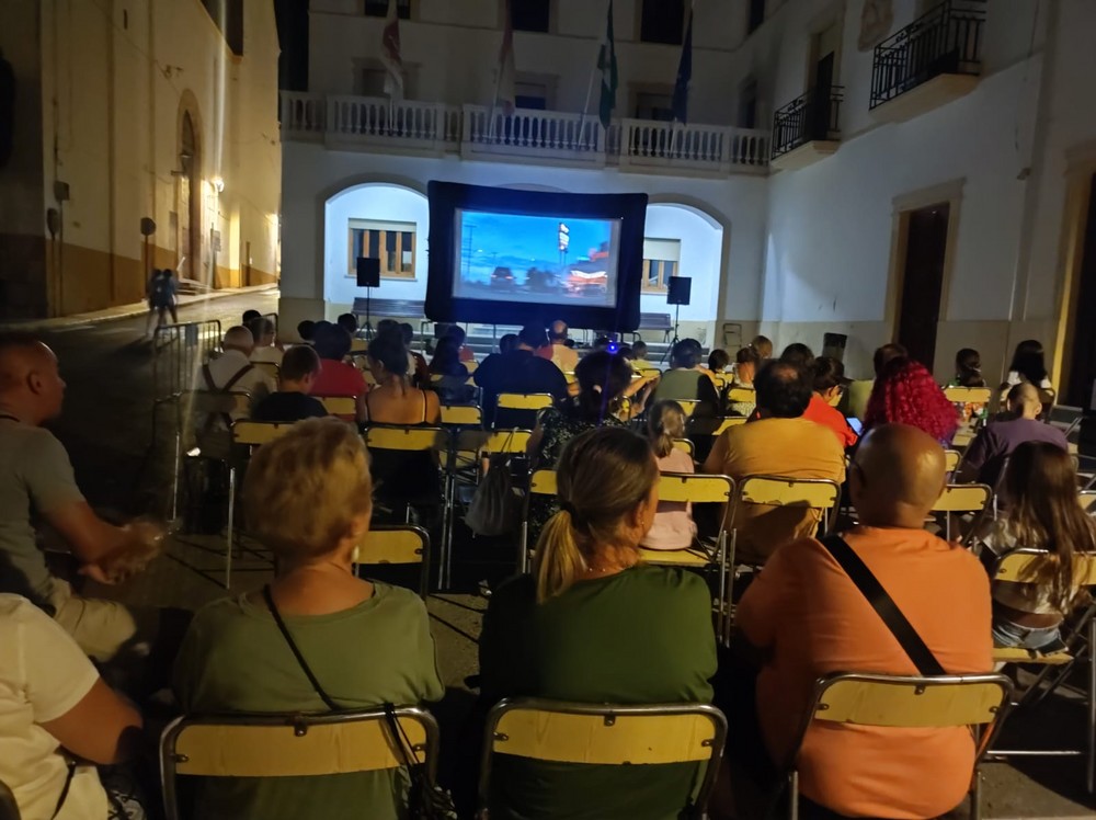 El Ayuntamiento lleva el cine “para todos” a las plazas de Dalías y Celín