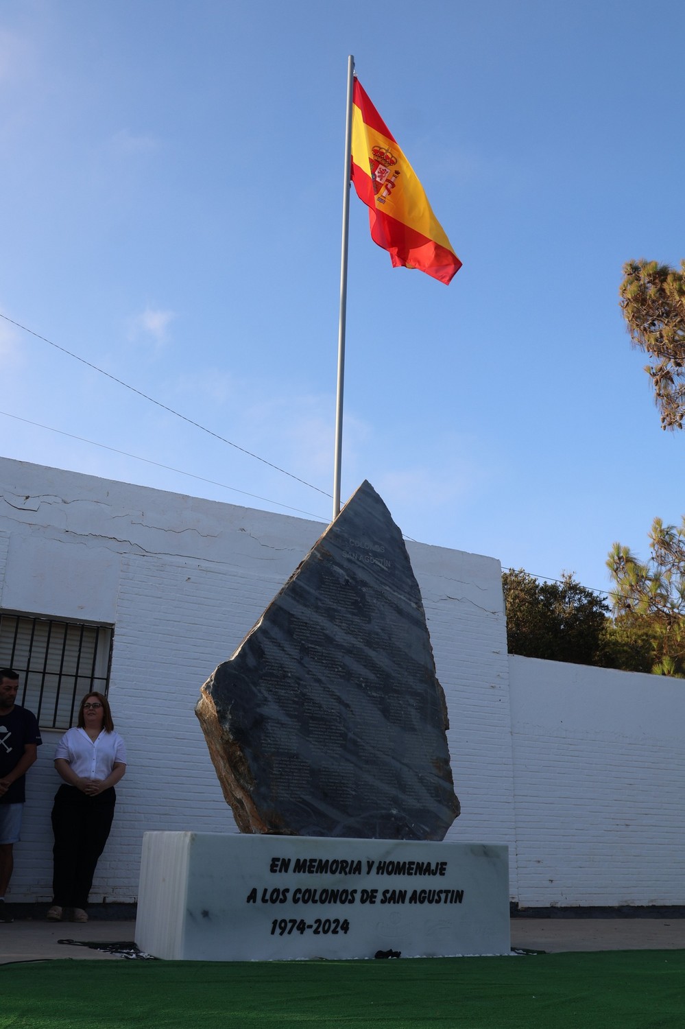 El alcalde inaugura un monolito en San Agustín en memoria y homenaje a los colonos de este poblado de colonización