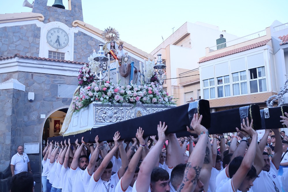 Balerma muestra su fervor por la Virgen del Carmen, que procesiona por sus calles y se embarca en un periplo marítimo