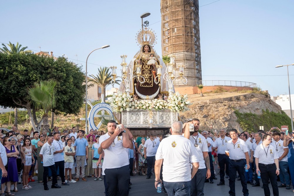 Adra venera a la patrona de los marineros con la procesión de la Virgen del Carmen por las calles y la bahía abderitana