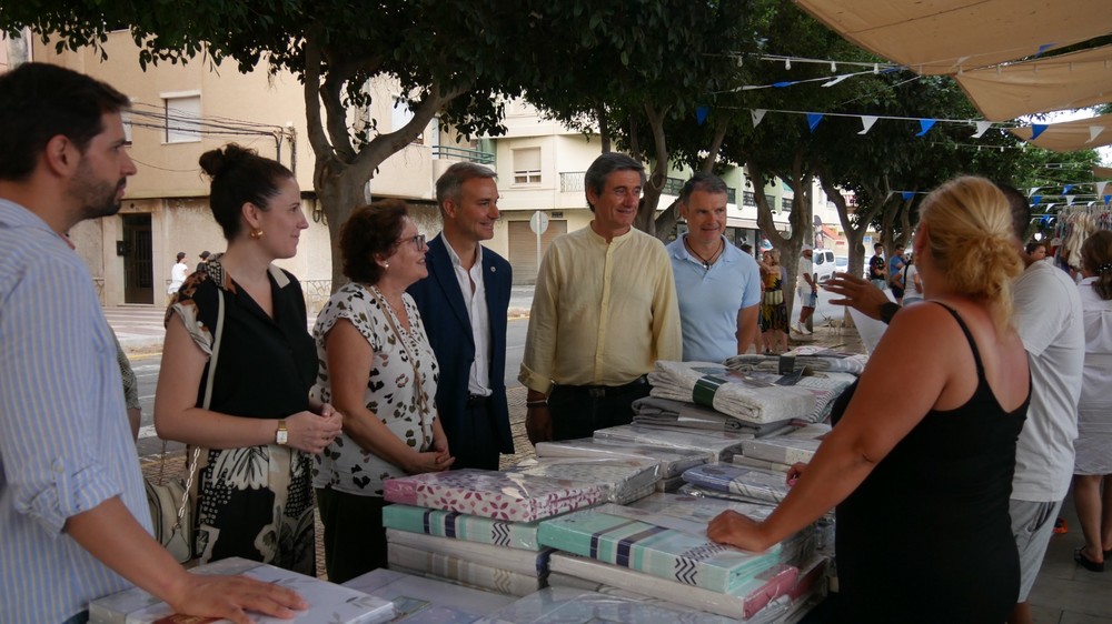El Parque del Puerto de Adra acoge una nueva edición del Mercado Outlet Marinero con casi una veintena de puestos