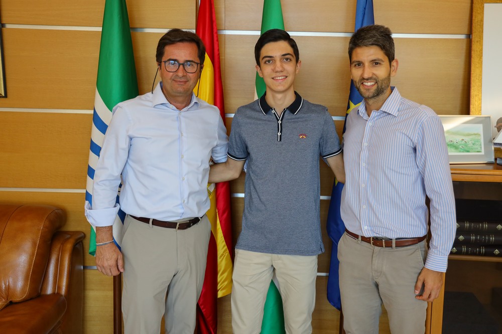  El alcalde de El Ejido felicita a Álvaro Martín tras obtener una de las cuatro becas de estudios de la Fundación Eduarda Justo de Cosentino