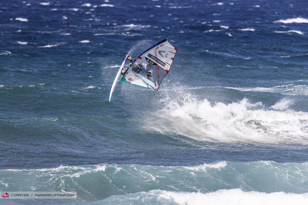 Víctor Fernández continúa segundo en la lucha del mundial de windsurf
