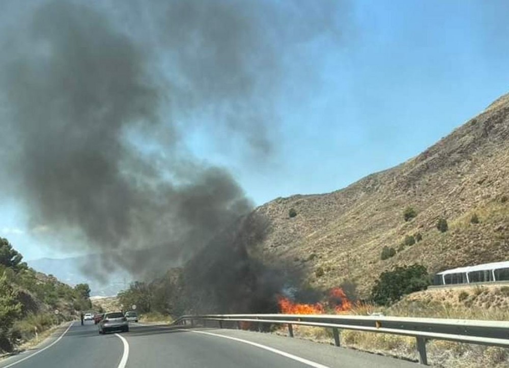 Un incendio provoca retenciones en la carretera entre Dalías y Berja