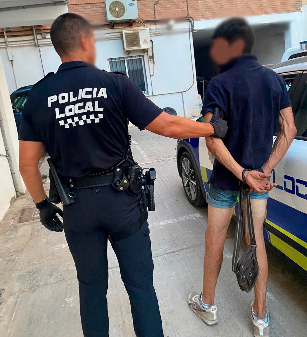 Lo pillan in fraganti mientras asaltaba una vivienda en El Ejido y trata de huir por la azotea