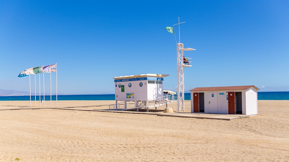 El Ayuntamiento pone en marcha una campaña de concienciación y sensibilización en las playas de Roquetas