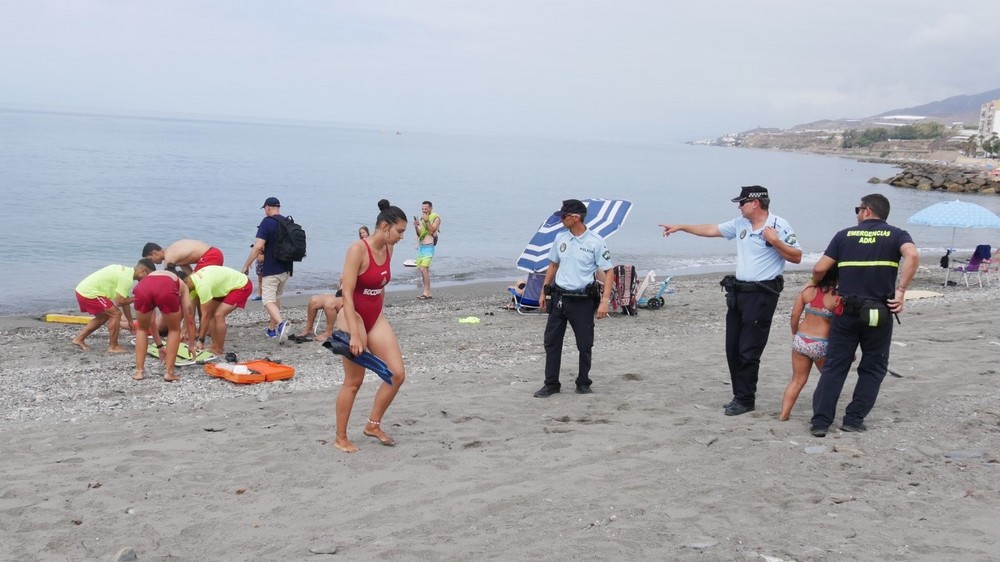 Ayuntamiento de Adra realiza un simulacro de rescate de un bañista en la playa de la Sirena Loca