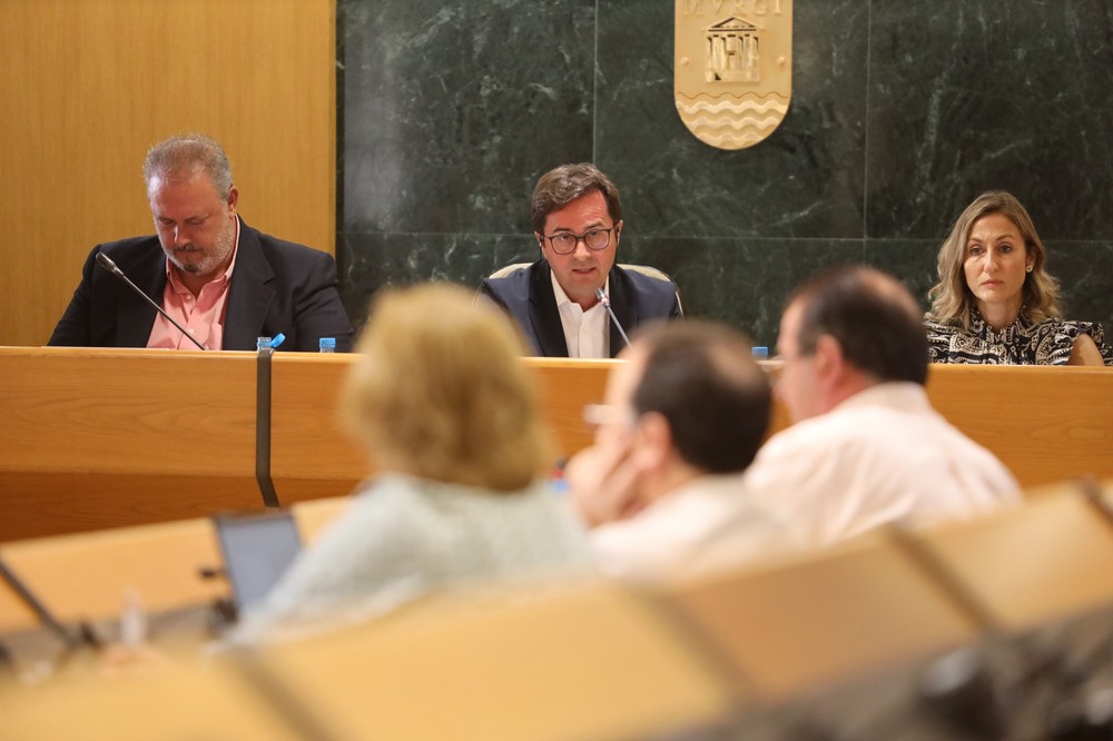 Aprobaba una moción para exigir al Gobierno que cumpla la Ley de Extranjería y apueste por un modelo de inmigración legal, ordenada y ajustada a la empleabilidad y capacidad de acogida del territorio