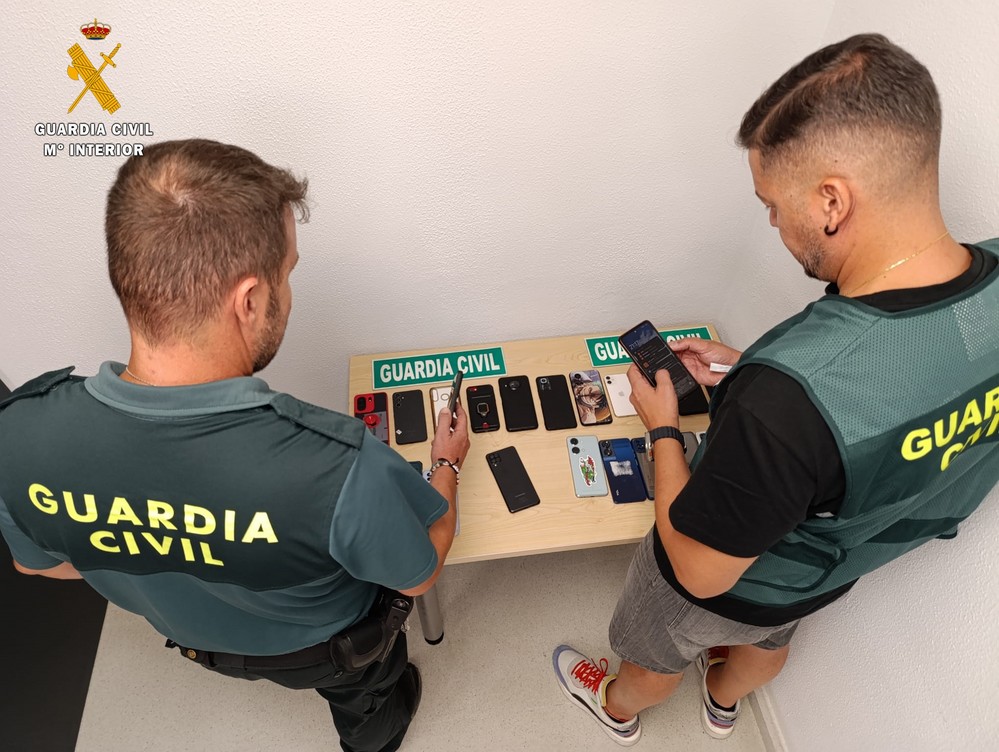 Detienen a los responsables de la oleada de robos de móviles en el Juergas Rock de Adra