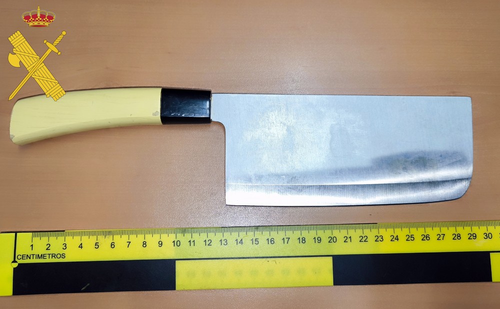 A prisión por amenazar con un hacha y cuchillos a los propietarios de un bar en Dalías