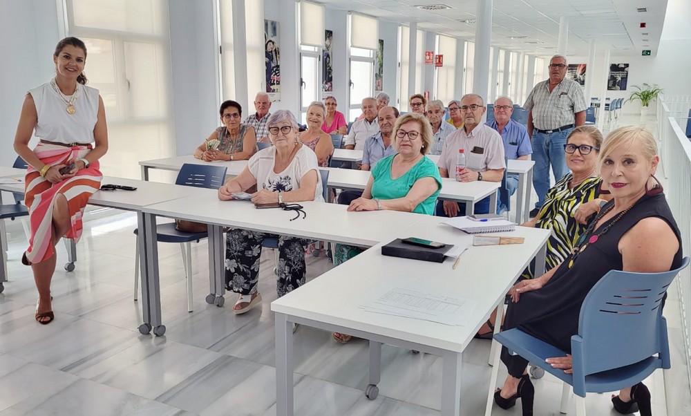 Reunión para informar a los clubes de la tercera edad del nuevo Reglamento Interno para los centros de mayores