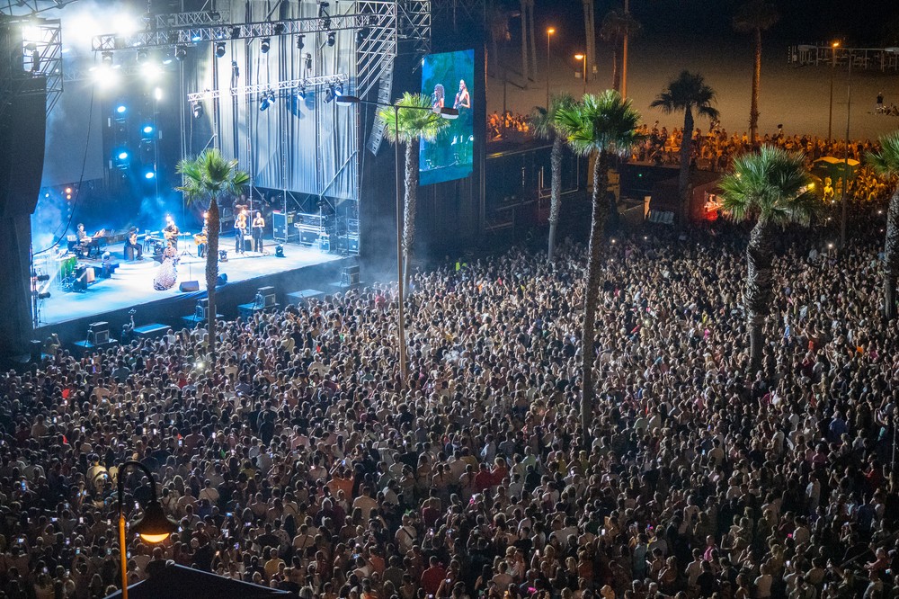 Niña Pastori muestra su esencia flamenca en un gran concierto en Playa Serena