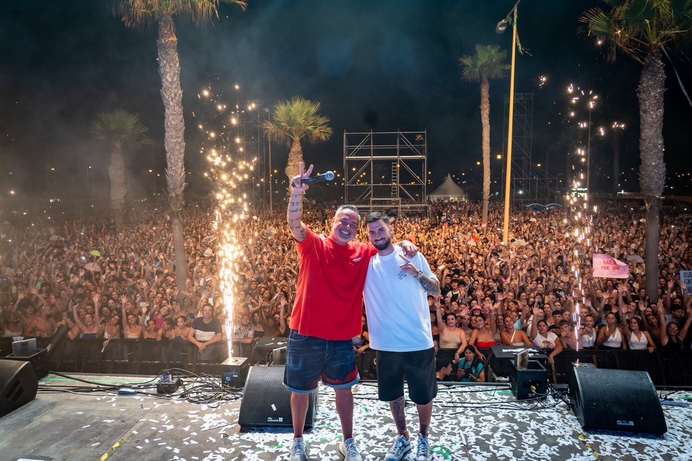 Juan Magán pone a bailar y saltar a más de 40.000 personas en Roquetas de Mar