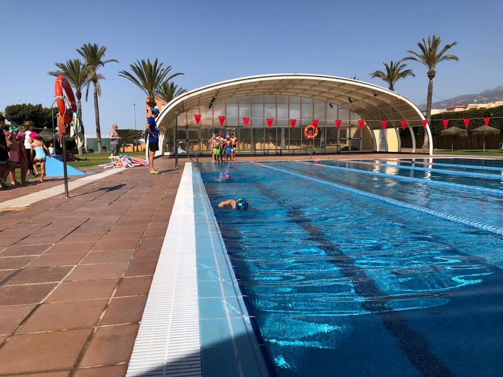 Casi un centenar de niños y niñas concluyen los cursos de natación en Vícar